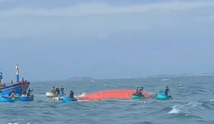 Tàu cá bị chìm được các ngư dân cứu vớt Tàu cá bị chìm được các ngư dân cứu vớt