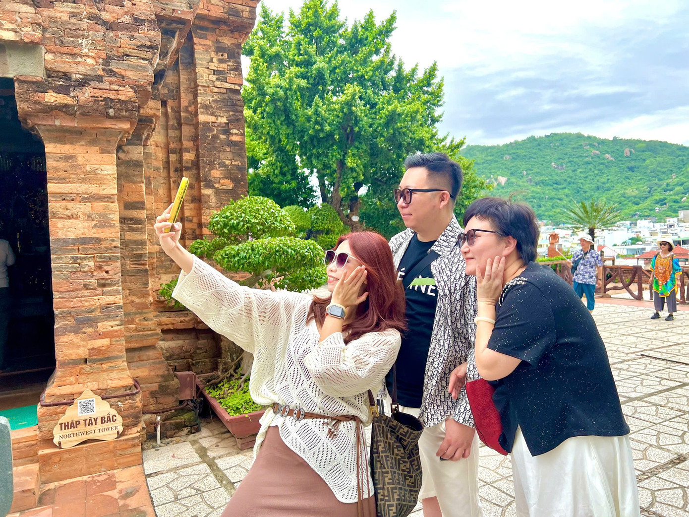 Du khách tham quan tại Tháp Bà Ponagar Nha Trang.