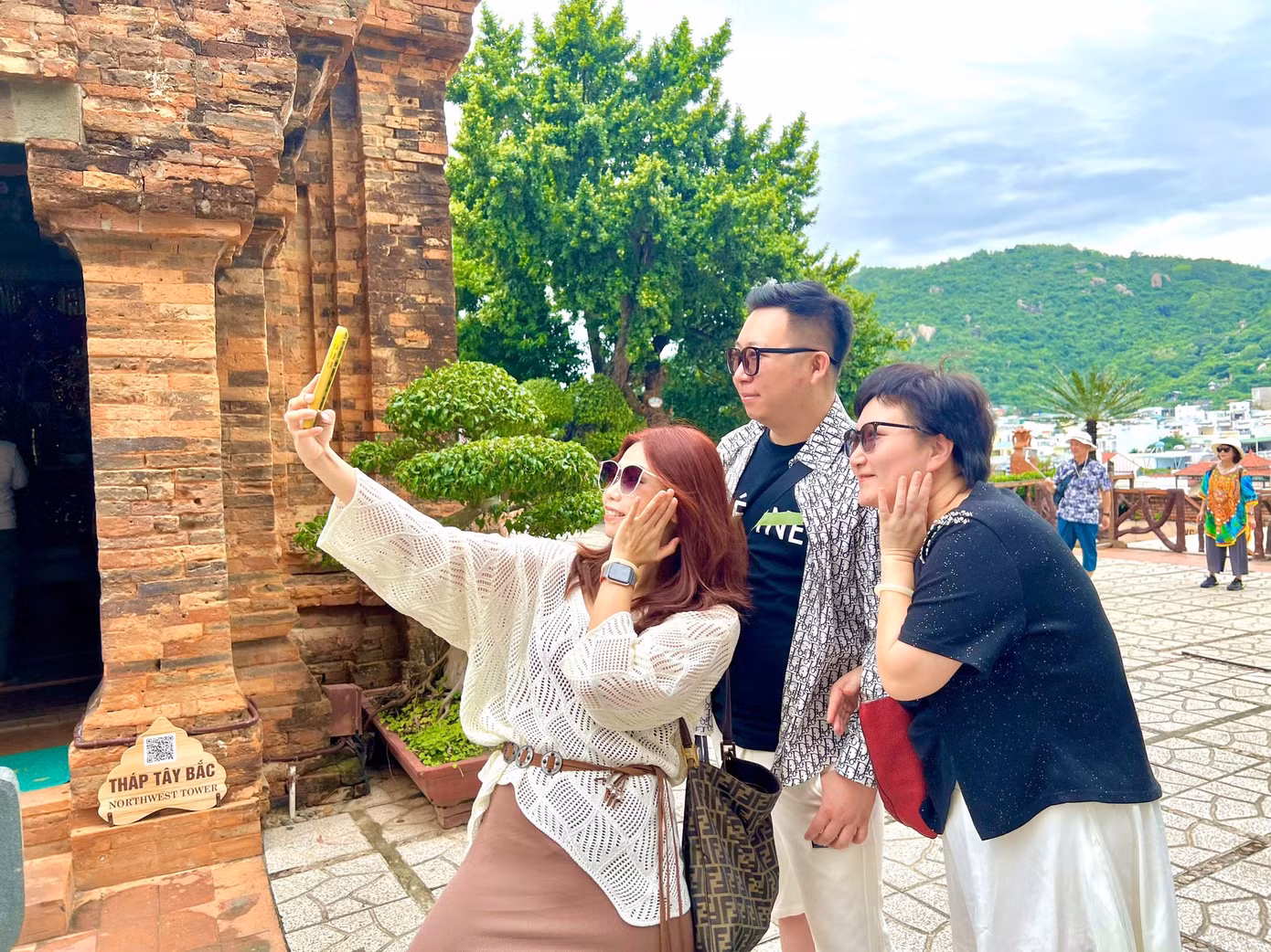 Du khách tham quan tại Tháp Bà Ponagar Nha Trang.