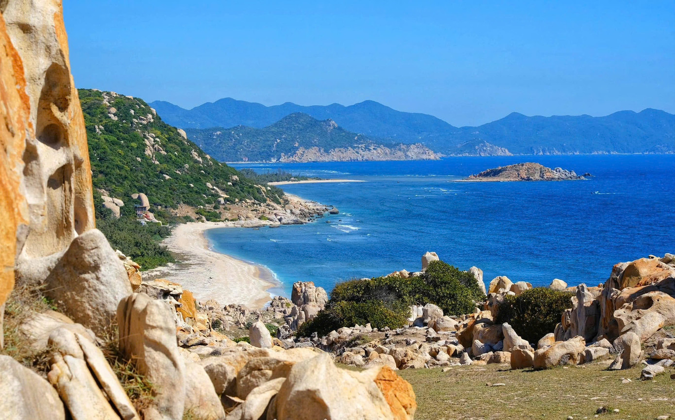 Rời vịnh Vĩnh Hy, du khách sẽ được dịp khám phá những thắng cảnh đẹp say lòng người tại Vườn quốc gia Núi Chúa như công viên đá hoang sơ đến kỳ quan san hô ở Hang Rái. Tiếp đó là trải nghiệm không gian yên bình ở làng nho Thái An, xã Vĩnh Hải. Ông Nguyễn Văn Hòa - Giám đốc Sở Văn hóa, Thể thao và Du lịch tỉnh Khánh Hòa cho biết, tuyến đường ven biển của tỉnh không đơn thuần mang tính chất kết nối giao thông mà còn có ý nghĩa rất lớn về mặt an ninh, quốc phòng. Đặc biệt tuyến đường là huyết mạch kết nối các điểm du lịch đồng thời thu hút các doanh nghiệp trong và ngoài nước đến đầu tư về du lịch cũng như các lĩnh vực kinh tế khác.