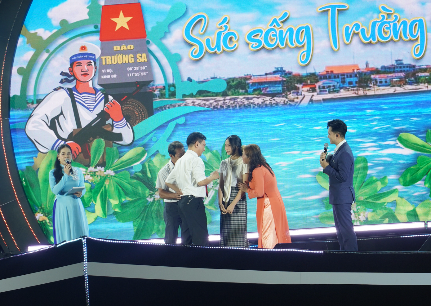 Bác sĩ Hồ Xuân Lãng xúc động gặp lại gia đình Trường Xuân. Bác sĩ Hồ Xuân Lãng xúc động gặp lại gia đình Trường Xuân.