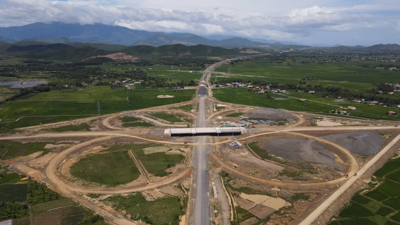 Cao tốc Khánh Hòa - Buôn Ma Thuột đoạn qua thị xã Ninh Hòa đang được thi công. Ảnh: V.K. Cao tốc Khánh Hòa - Buôn Ma Thuột đoạn qua thị xã Ninh Hòa đang được thi công. Ảnh: V.K.
