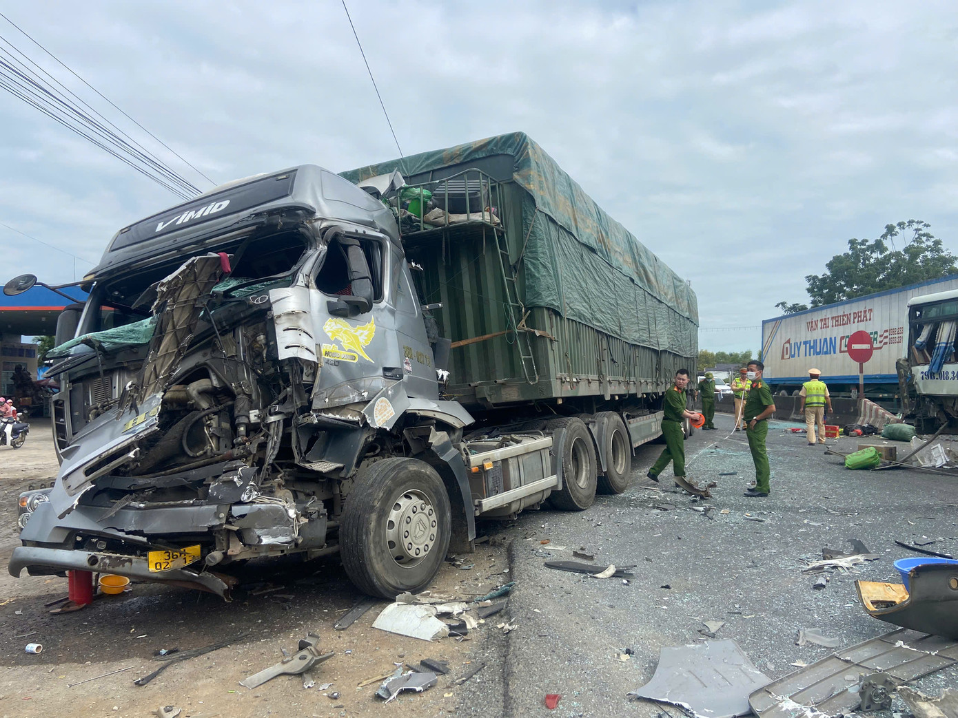 Phần đầu chiếc xe tải bị biến dạng
