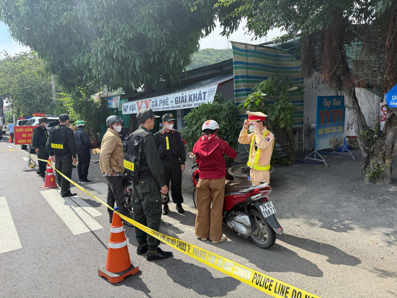 Lực lượng CSGT kiểm tra, xử lý hành vi vi phạm trật tự an toàn giao thông trên tuyến Quốc lộ 1. Lực lượng CSGT kiểm tra, xử lý hành vi vi phạm trật tự an toàn giao thông trên tuyến Quốc lộ 1.