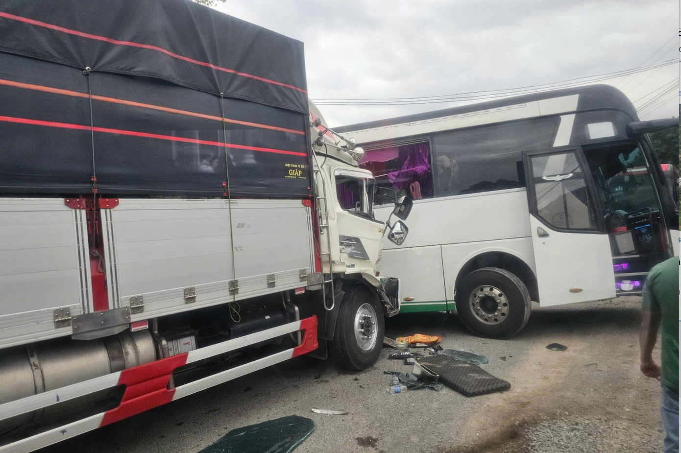 Hiện trường vụ xe tải tông vào hông xe khách trên đèo Khánh Lê.