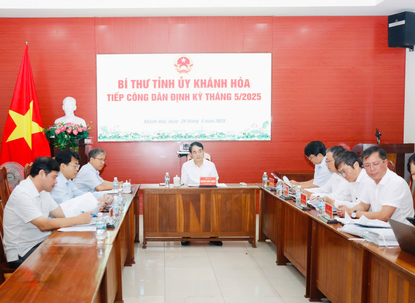Ông Nghiêm Xuân Thành - Bí thư Tỉnh ủy Khánh Hòa - cùng các cơ quan, đơn vị tại buổi tiếp, làm việc với ông Tuân.
