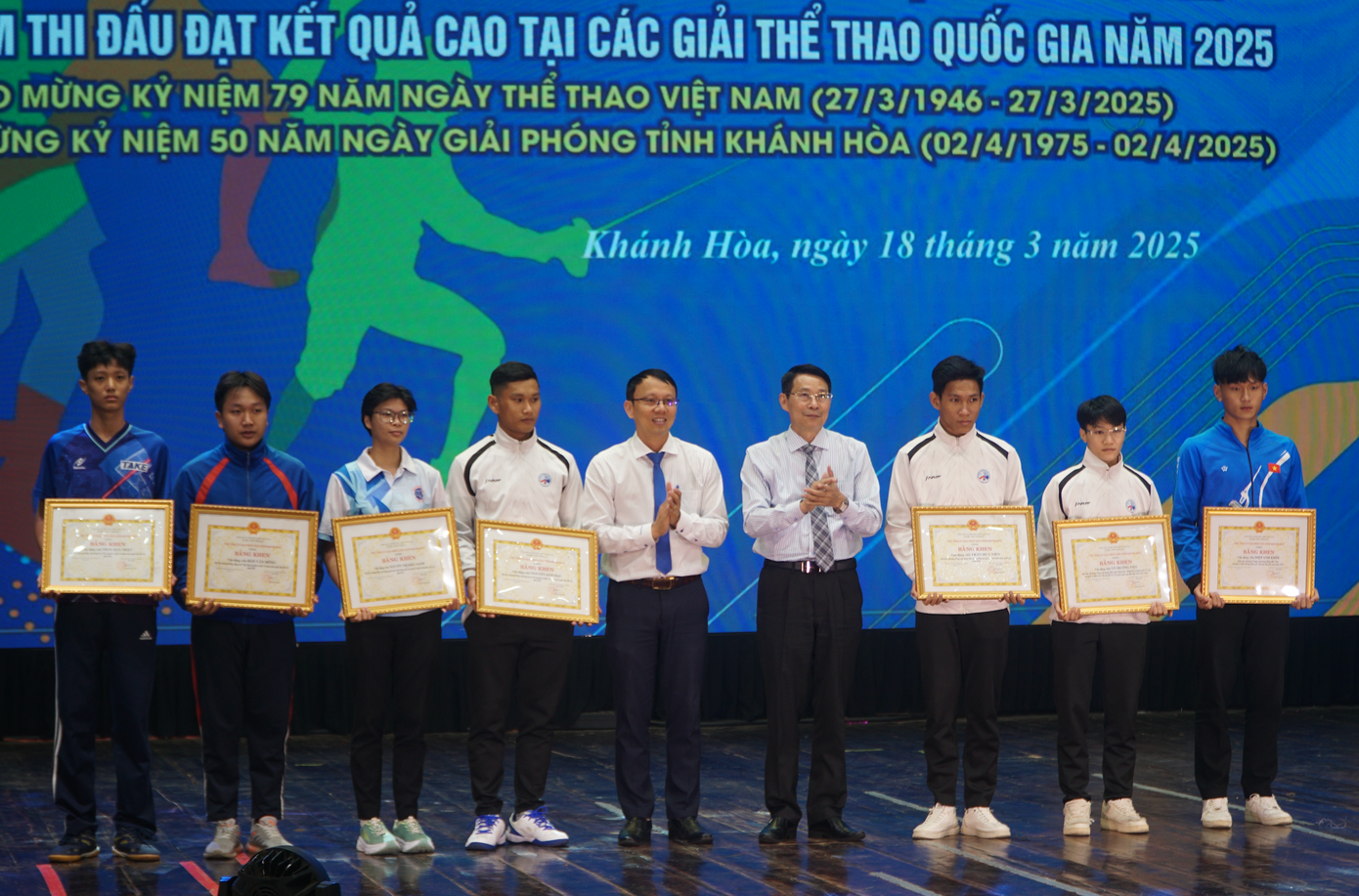 Lãnh đạo UBND tỉnh Khánh Hòa tặng bằng khen cho các VĐV đạt thành tích cao trong năm 2024. Lãnh đạo UBND tỉnh Khánh Hòa tặng bằng khen cho các VĐV đạt thành tích cao trong năm 2024.