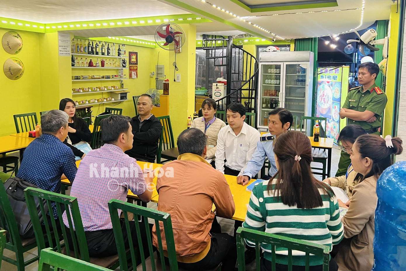 Đoàn kiểm tra liên ngành làm việc với chủ nhà hàng Aroma Beach. Ảnh: Thành Nguyễn.