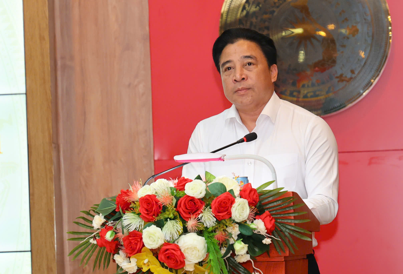 Ông Nguyễn Khắc Toàn - Phó Bí thư thường trực Tỉnh ủy, Chủ tịch HĐND tỉnh Khánh Hòa, báo cáo tại buổi làm việc. Ông Nguyễn Khắc Toàn - Phó Bí thư thường trực Tỉnh ủy, Chủ tịch HĐND tỉnh Khánh Hòa, báo cáo tại buổi làm việc.