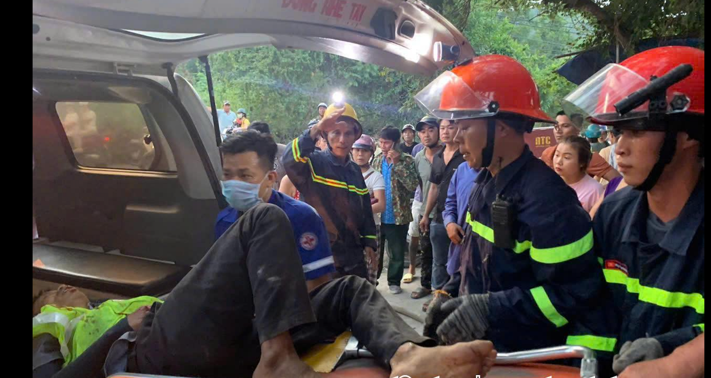 Lực lượng chức năng đưa người bị thương đi cấp cứu.