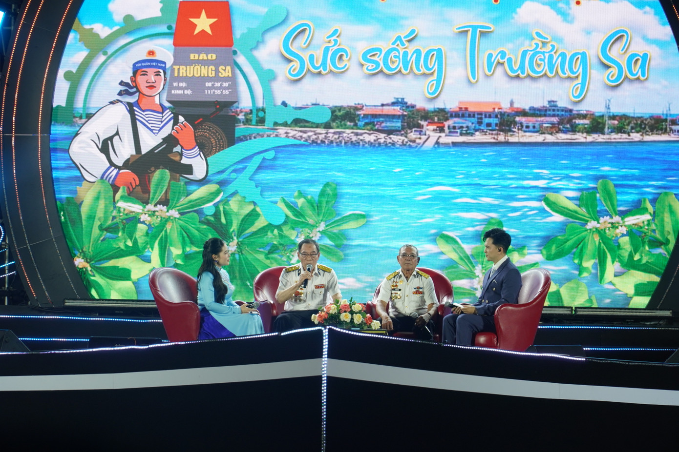 Hai cựu binh Lê Văn Tấn và Đào Mạnh Hồng chia sẻ những kỷ niệm tại Trường Sa. Hai cựu binh Lê Văn Tấn và Đào Mạnh Hồng chia sẻ những kỷ niệm tại Trường Sa.