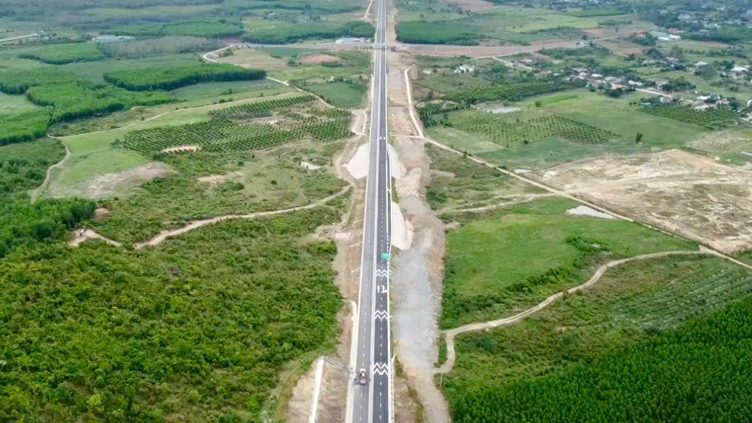 Hiện chủ đầu tư, nhà thầu tranh thủ thời tiết thuận lợi, tổ chức thi công 3 ca, 4 kíp để kịp tiến độ đề ra.