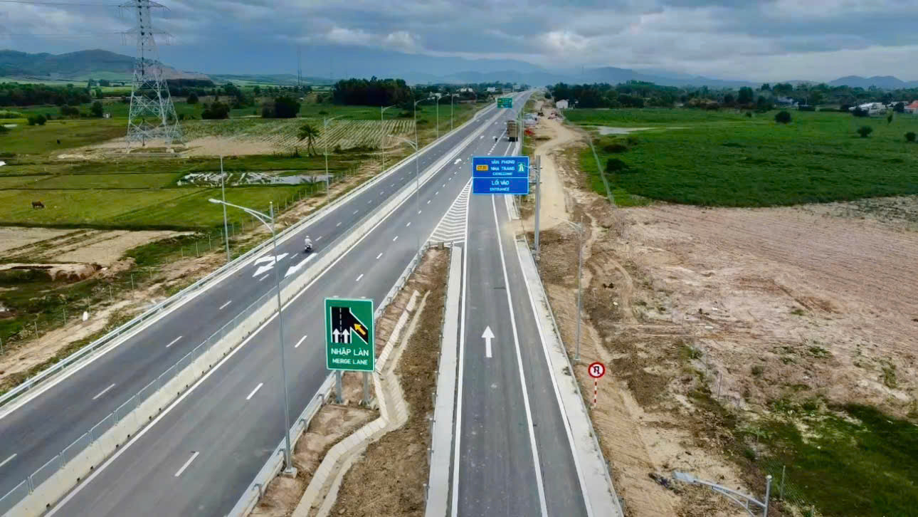 Cao tốc Vân Phong - Nha Trang là một trong 12 dự án cao tốc Bắc - Nam giai đoạn 2, trong đó 7 dự án sẽ hoàn thành giữa năm sau, số còn lại dự kiến thông xe cuối năm 2025. Các dự án này hoàn thành sẽ nối liền toàn trục cao tốc Bắc - Nam từ Lạng Sơn đến Cà Mau.