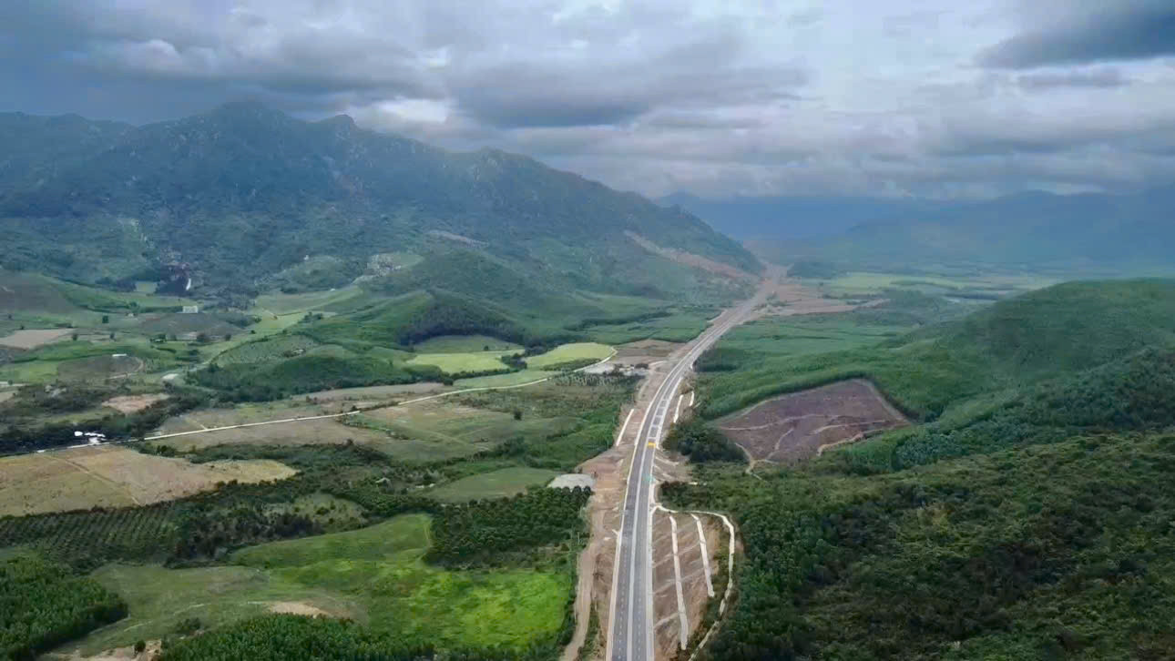 Dự án cao tốc Vân Phong - Nha Trang được khởi công đầu năm 2023 do Ban Quản lý dự án 7 (Bộ Giao thông Vận tải nay là Bộ Xây dựng) làm chủ đầu tư, ban đầu dự kiến hoàn thành cuối năm 2025. Công trình dài hơn 83 km, đi qua thị xã Ninh Hòa và 3 huyện Vạn Ninh, Diên Khánh, Khánh Vĩnh.