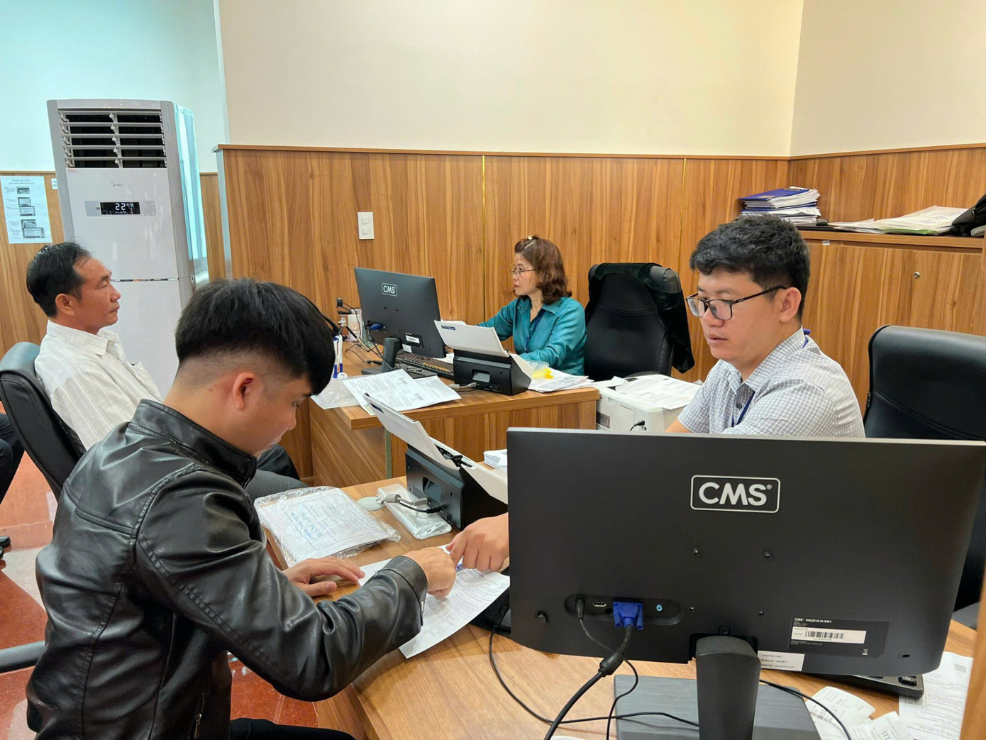 Giải quyết thủ tục tại Bộ phận một cửa Sở Giao thông vận tải. Ảnh: V.K. Giải quyết thủ tục tại Bộ phận một cửa Sở Giao thông vận tải. Ảnh: V.K.