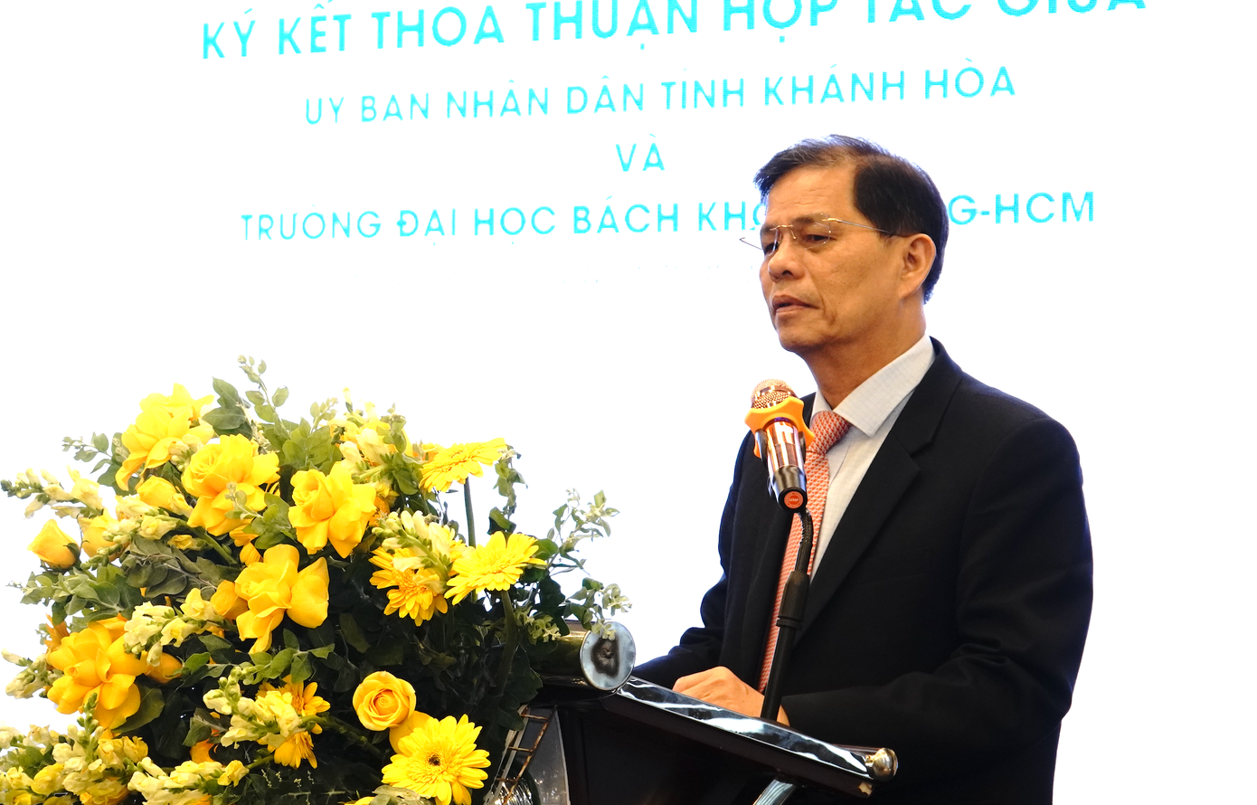 Ông Nguyễn Tấn Tuân - Chủ tịch UBND tỉnh Khánh Hòa. Ông Nguyễn Tấn Tuân - Chủ tịch UBND tỉnh Khánh Hòa.