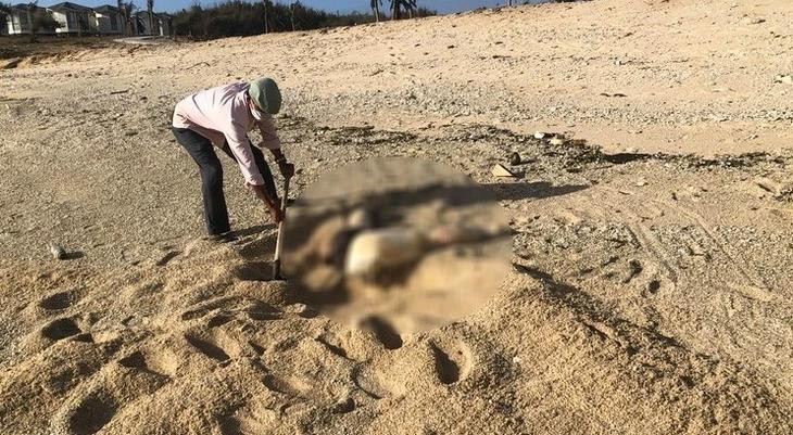 Phần thi thể nữ giới trôi dạt vào bờ biển Ninh Thuận trong sáng 16/2. Ảnh: L.H. Phần thi thể nữ giới trôi dạt vào bờ biển Ninh Thuận trong sáng 16/2. Ảnh: L.H.