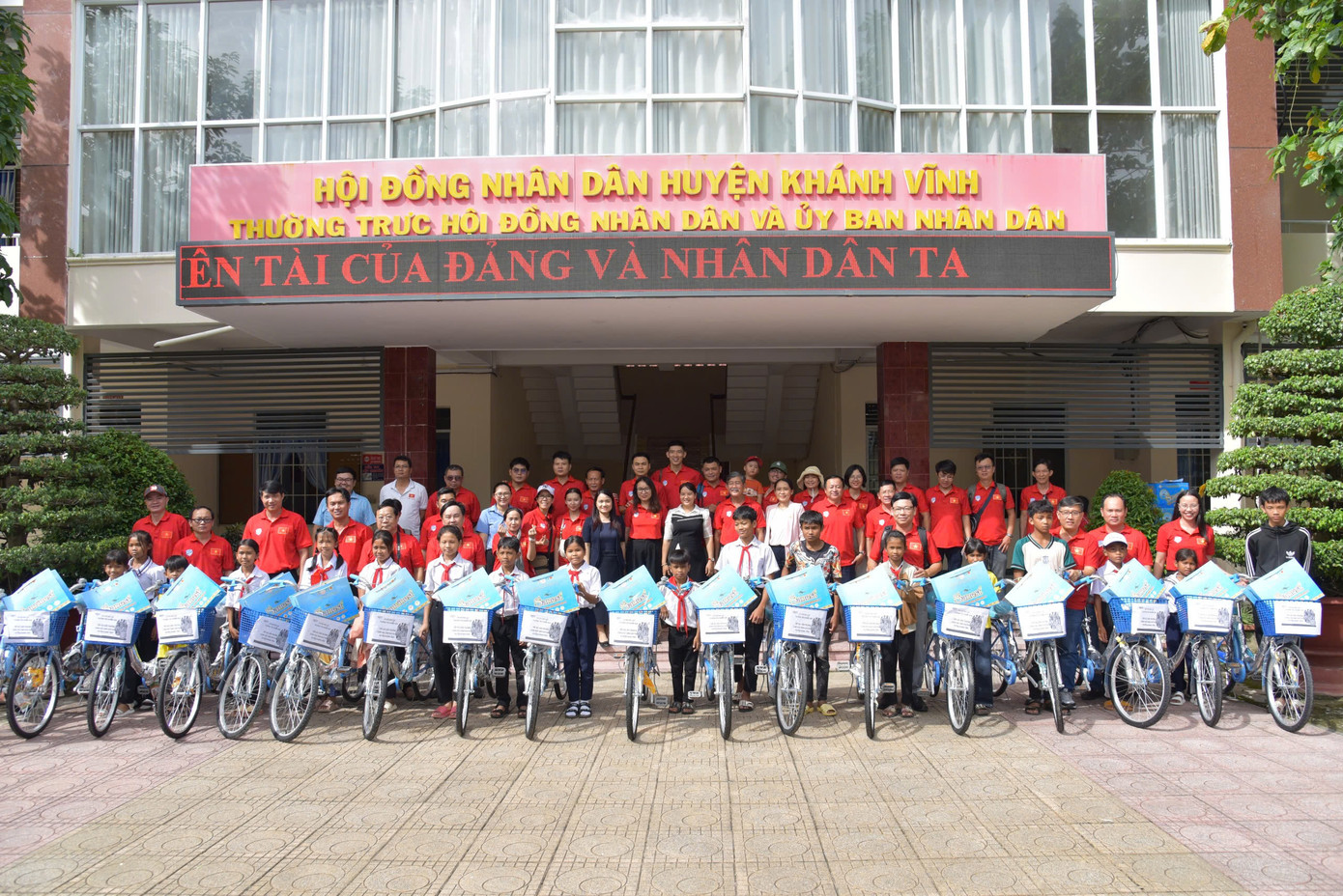 Các phóng viên thường trú tại Khánh Hòa chụp hình lưu niệm cùng các em học sinh. Các phóng viên thường trú tại Khánh Hòa chụp hình lưu niệm cùng các em học sinh.