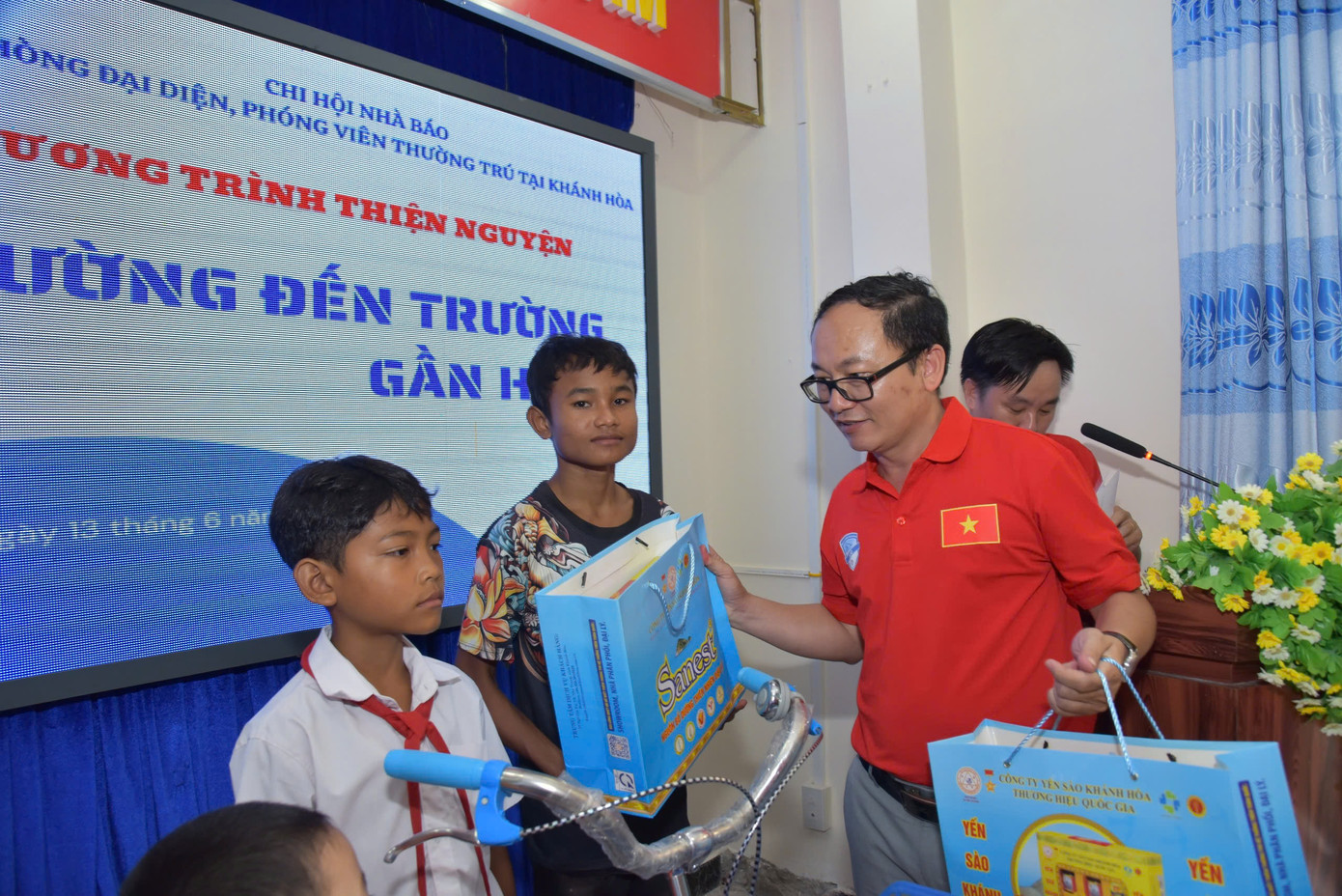 Chi hội Báo chí thường trú Khánh Hòa tặng xe đạp, quà cho học sinh nghèo. Chi hội Báo chí thường trú Khánh Hòa tặng xe đạp, quà cho học sinh nghèo.