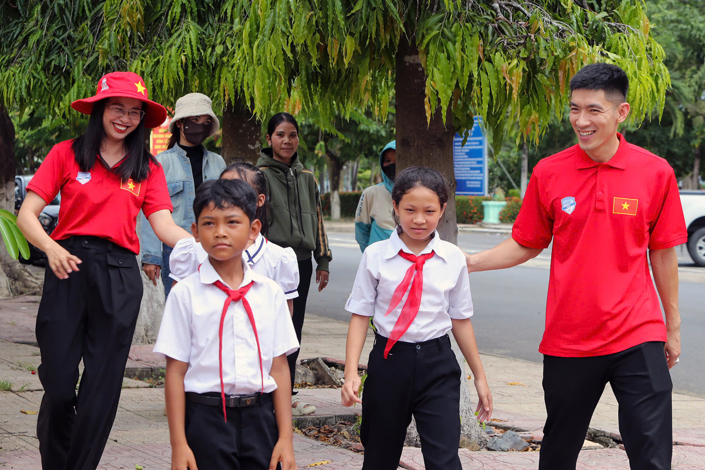 Các phóng viên thường trú hướng dẫn các em học sinh đến nhận quà. Các phóng viên thường trú hướng dẫn các em học sinh đến nhận quà.