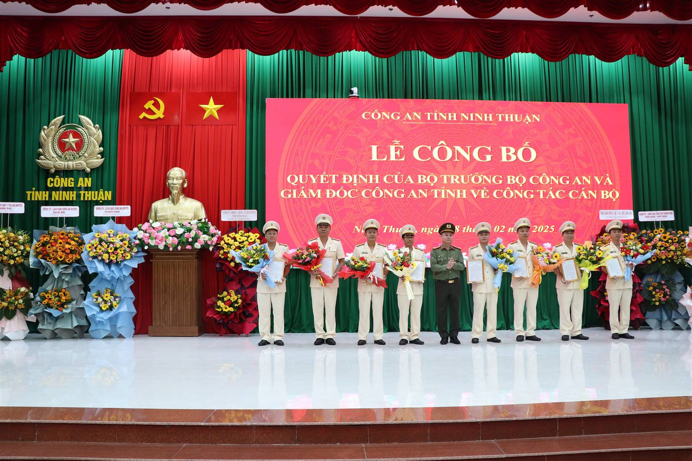 Giám đốc Công an tỉnh Ninh Thuận trao quyết định về công tác cán bộ. Ảnh: Tiến Quân. Giám đốc Công an tỉnh Ninh Thuận trao quyết định về công tác cán bộ. Ảnh: Tiến Quân.