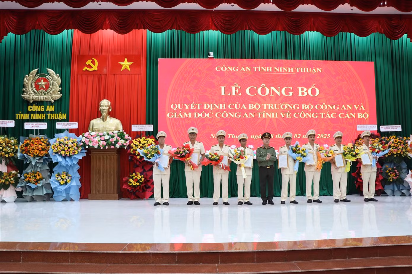 Giám đốc Công an tỉnh Ninh Thuận trao quyết định về công tác cán bộ. Ảnh: Tiến Quân. Giám đốc Công an tỉnh Ninh Thuận trao quyết định về công tác cán bộ. Ảnh: Tiến Quân.