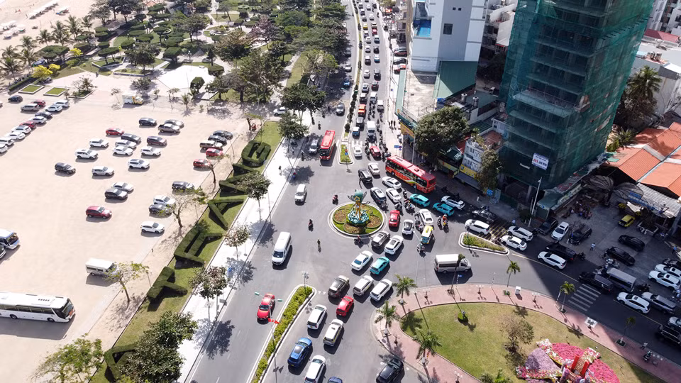 Du khách đổ về khiến đường biển Trần Phú, TP Nha Trang bị ùn ứ.