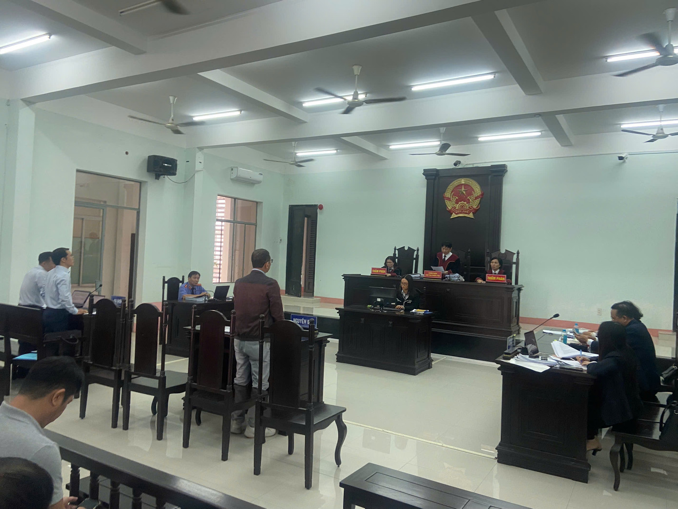 HĐXX đọc quyết định tạm dừng phiên tòa. HĐXX đọc quyết định tạm dừng phiên tòa.