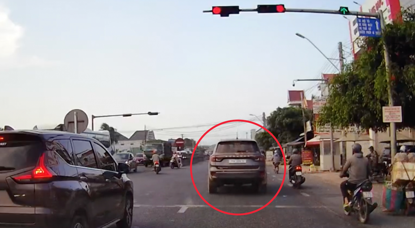 Xe do tài xế V. điều khiển vượt đèn đỏ. Ảnh: Cắt từ clip.