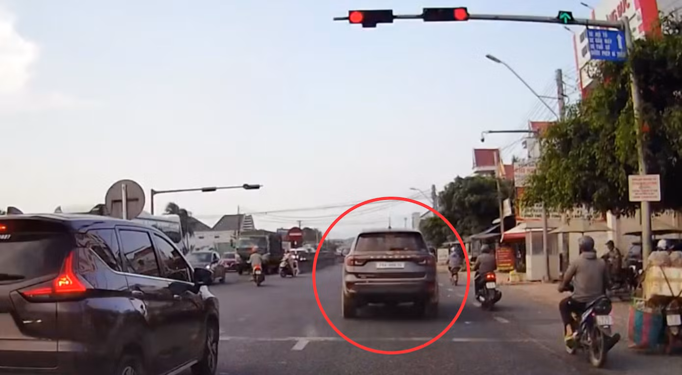 Xe do tài xế V. điều khiển vượt đèn đỏ. Ảnh: Cắt từ clip.