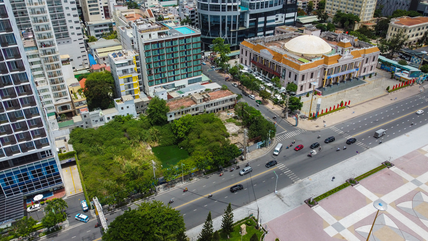 Khu đất 48-48A Trần Phú nằm ngay trung tâm TP Nha Trang bỏ hoang nhiều năm nay. Khu đất 48-48A Trần Phú nằm ngay trung tâm TP Nha Trang bỏ hoang nhiều năm nay.