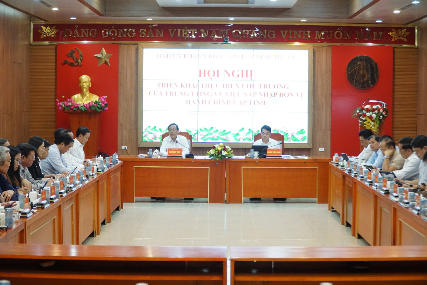 Thường trực Tỉnh ủy Khánh Hòa và Ninh Thuận họp bàn phương án sáp nhập. Thường trực Tỉnh ủy Khánh Hòa và Ninh Thuận họp bàn phương án sáp nhập.