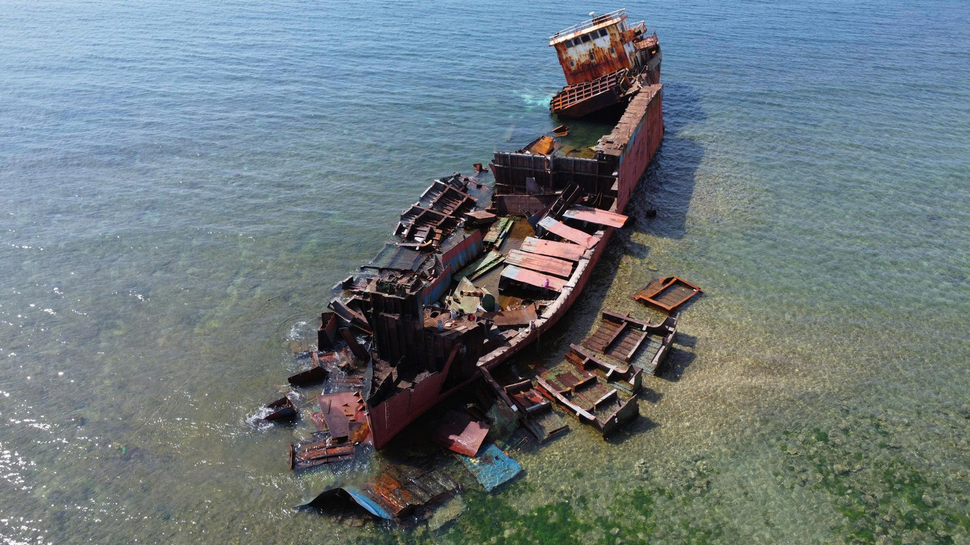 Con tàu mắc cạn đang được phá dỡ. Con tàu mắc cạn đang được phá dỡ.