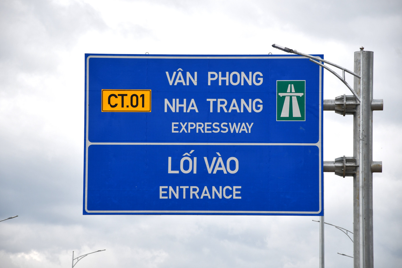 Điểm đầu dự án nối phía nam hầm Cổ Mã (huyện Vạn Ninh), nằm gần Quốc lộ 1. Tuyến đi qua khu kinh tế Vân Phong, dự kiến 4 làn xe, rộng 17 m, vận tốc tối đa 90 km/h.