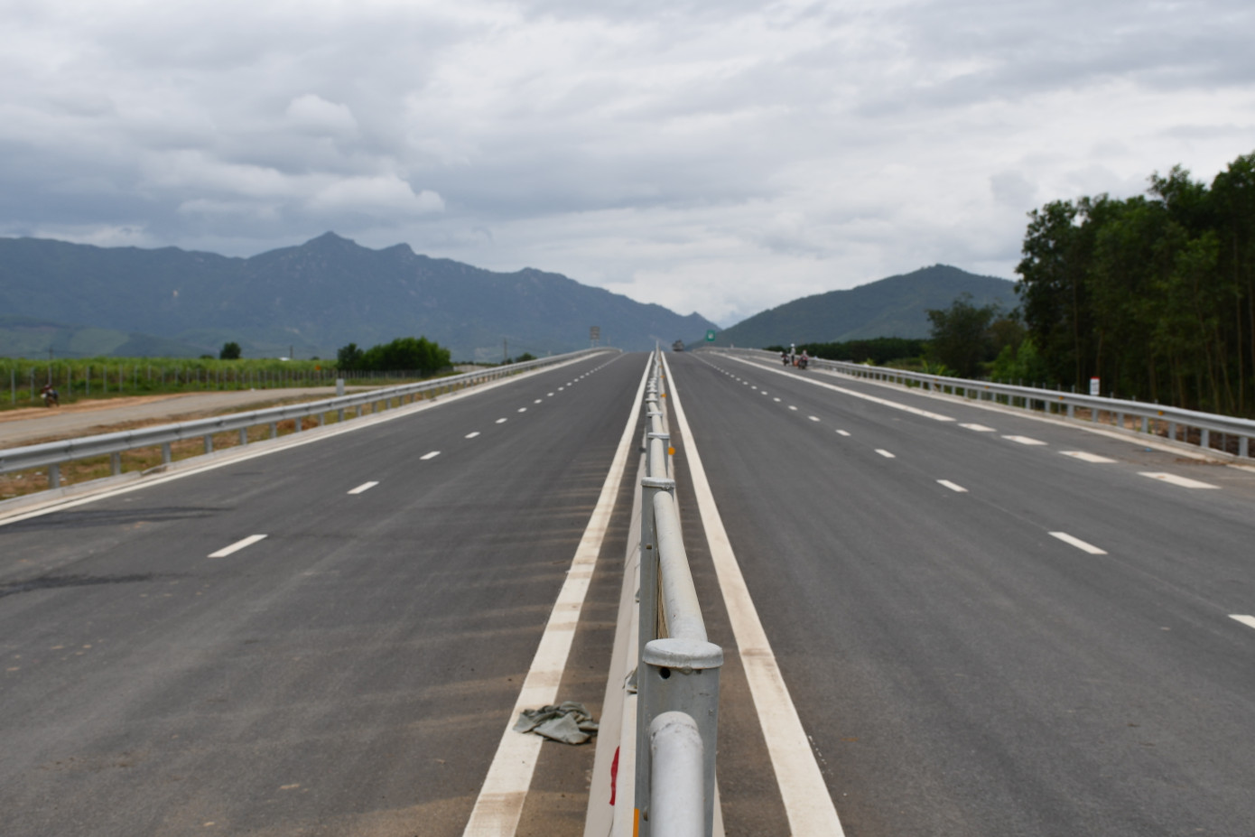 Dự án được chia làm 3 gói thầu xây lắp. Theo chủ đầu tư, đến nay sản lượng thi công của dự án đạt 91% hợp đồng, vượt tiến khoảng 11% (hoàn thành 70,3/83 km), rút ngắn 7 tháng so với tiến độ hợp đồng theo chỉ đạo của Thủ tướng Chính phủ.