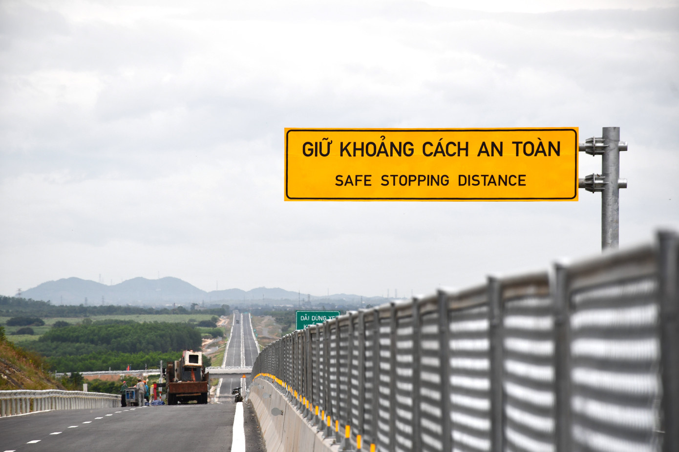 Theo thiết kế, dự án cao tốc Vân Phong - Nha Trang có một trạm dừng nghỉ tại Km334+900 thuộc địa bàn thị xã Ninh Hòa, hiện còn 1 hộ dân chưa bàn giao 10% mặt bằng, dự kiến địa phương sẽ bàn giao trước ngày 10/3. Chủ đầu tư cho biết, nếu không có mặt bằng sẽ ảnh hưởng đến việc hoàn thành trạm dừng nghỉ vào trước ngày 31/12 theo kế hoạch.