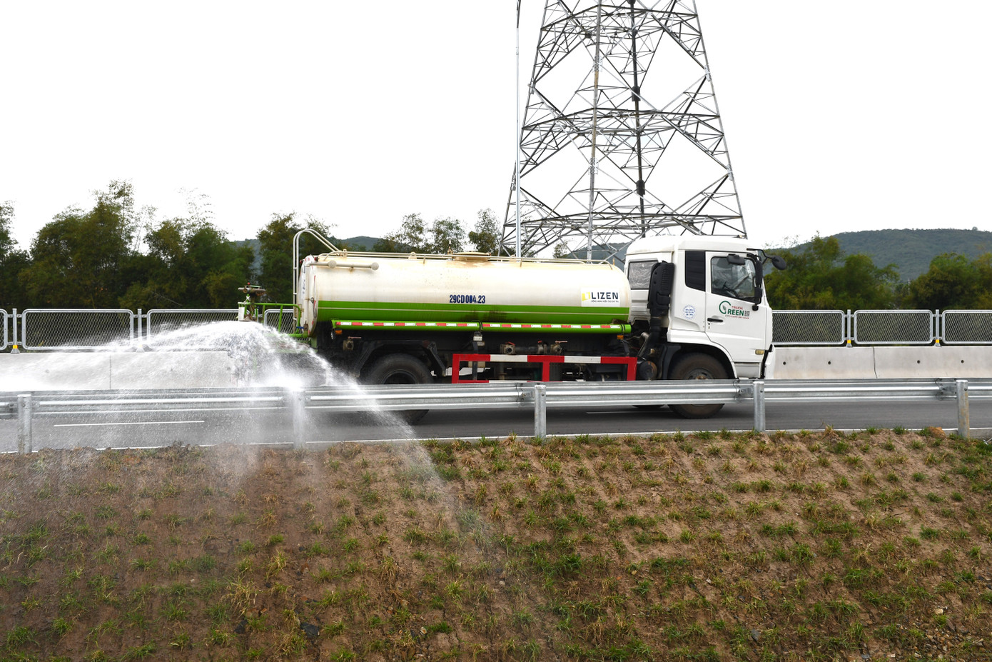 Ban Quản lý dự án 7 đang quyết liệt chỉ đạo nhà thầu đẩy nhanh tiến độ thi công 13km đoạn đầu tuyến (huyện Vạn Ninh) để hoàn thành dự án đúng vào ngày 30/4. Tuy nhiên, khó khăn lớn nhất là điều kiện thời tiết khu vực này rất bất lợi, ảnh hưởng đến tiến độ thi công.