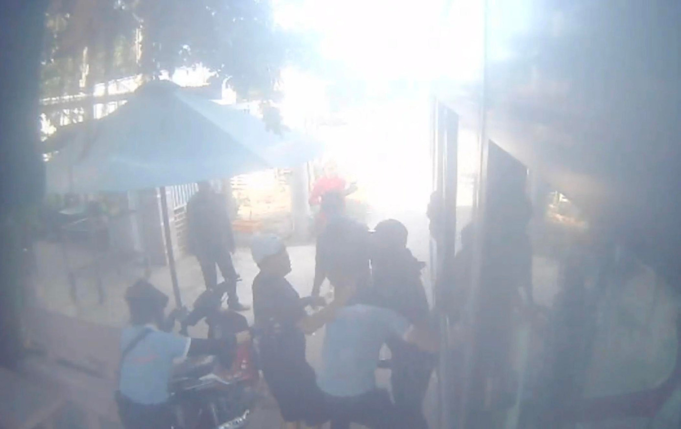 Nhóm đối tượng lao vào hành hung tài xế xe buýt. Ảnh: Cắt từ clip.