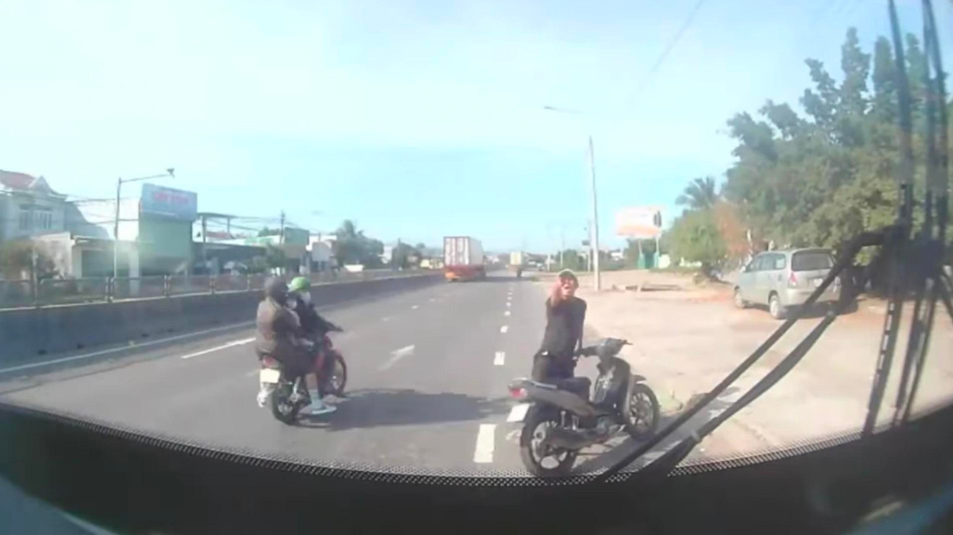 Nam thanh niên chặn đầu, chửi bới tài xế xe buýt. Ảnh: Cắt từ clip.