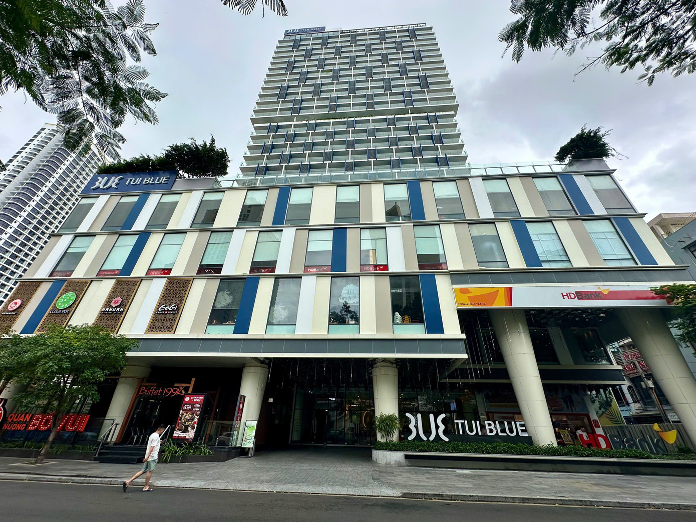 Dự án Khu liên hợp dịch vụ thương mại, khách sạn và căn hộ du lịch và văn phòng cho thuê Luna (tên thương mại là Ariyana) nằm tại số 18 đường Trần Hưng Đạo, TP Nha Trang. Tháng 11/2020, Thanh tra Chính phủ đã có kết luận chỉ ra loạt sai phạm về việc giao, cho thuê 2.541,4m2 tại khu đất này không thông đấu giá quyền sử dụng đất.