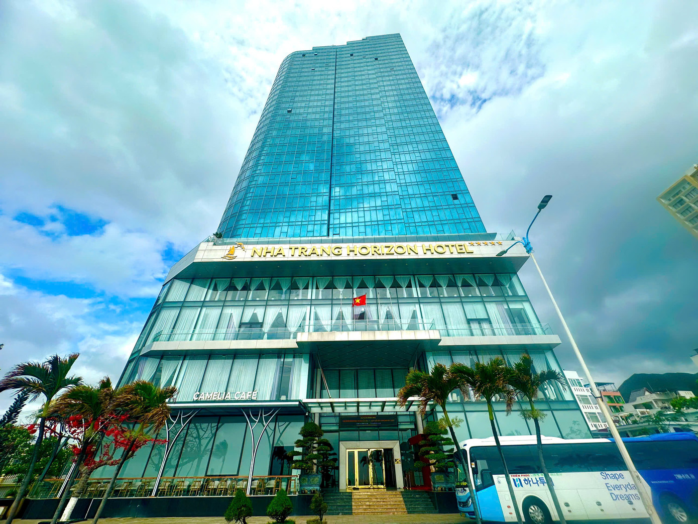 Cụ thể, khách sạn The Horizon Nha Trang ở địa chỉ 102 Dương Hiến Quyền có nguồn gốc là nhà đất thuộc sở hữu nhà nước của Đội Thanh niên xung kích quản lý trật tự đô thị TP Nha Trang và Đội giải tỏa TP Nha Trang sử dụng làm trụ sở làm việc.