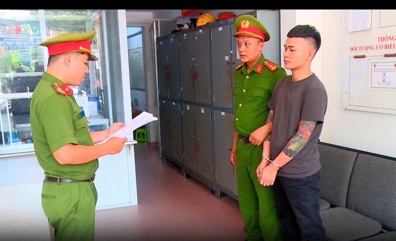 Việt bị công an tạm giữ vì hành hung nhân viên y tế. Việt bị công an tạm giữ vì hành hung nhân viên y tế.