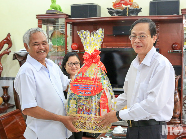 Bí thư Tỉnh uỷ Ninh Thuận tặng quà chúc mừng năm mới ông Trương Xuân Thìn (ảnh phải). Ảnh: Báo Ninh Thuận.