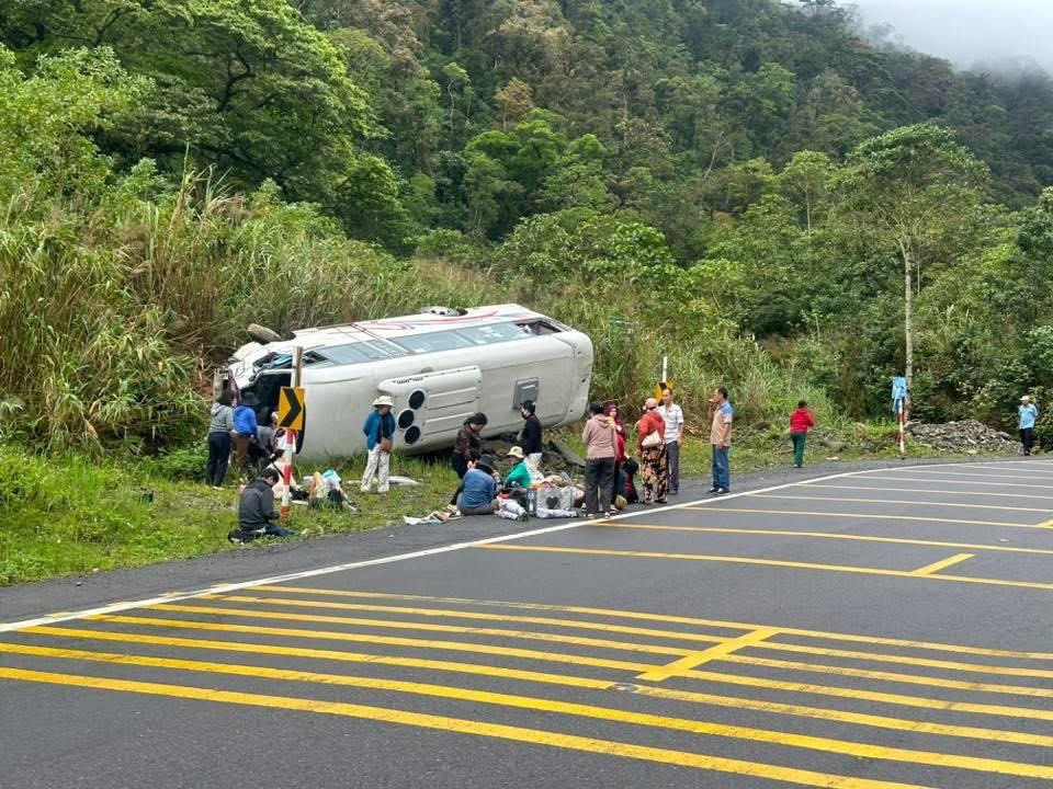 Hiện trường chiếc xe chở 25 người bị lật nhào trên đèo Khánh Lê. Ảnh: Anh Vũ.