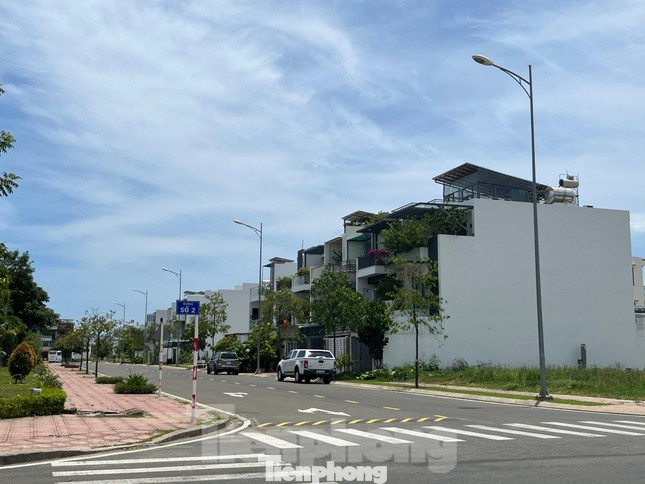 Nhiều khách hàng bức xúc vì CĐT đưa ra các yêu cầu vô lý, độc quyền. Nhiều khách hàng bức xúc vì CĐT đưa ra các yêu cầu vô lý, độc quyền.