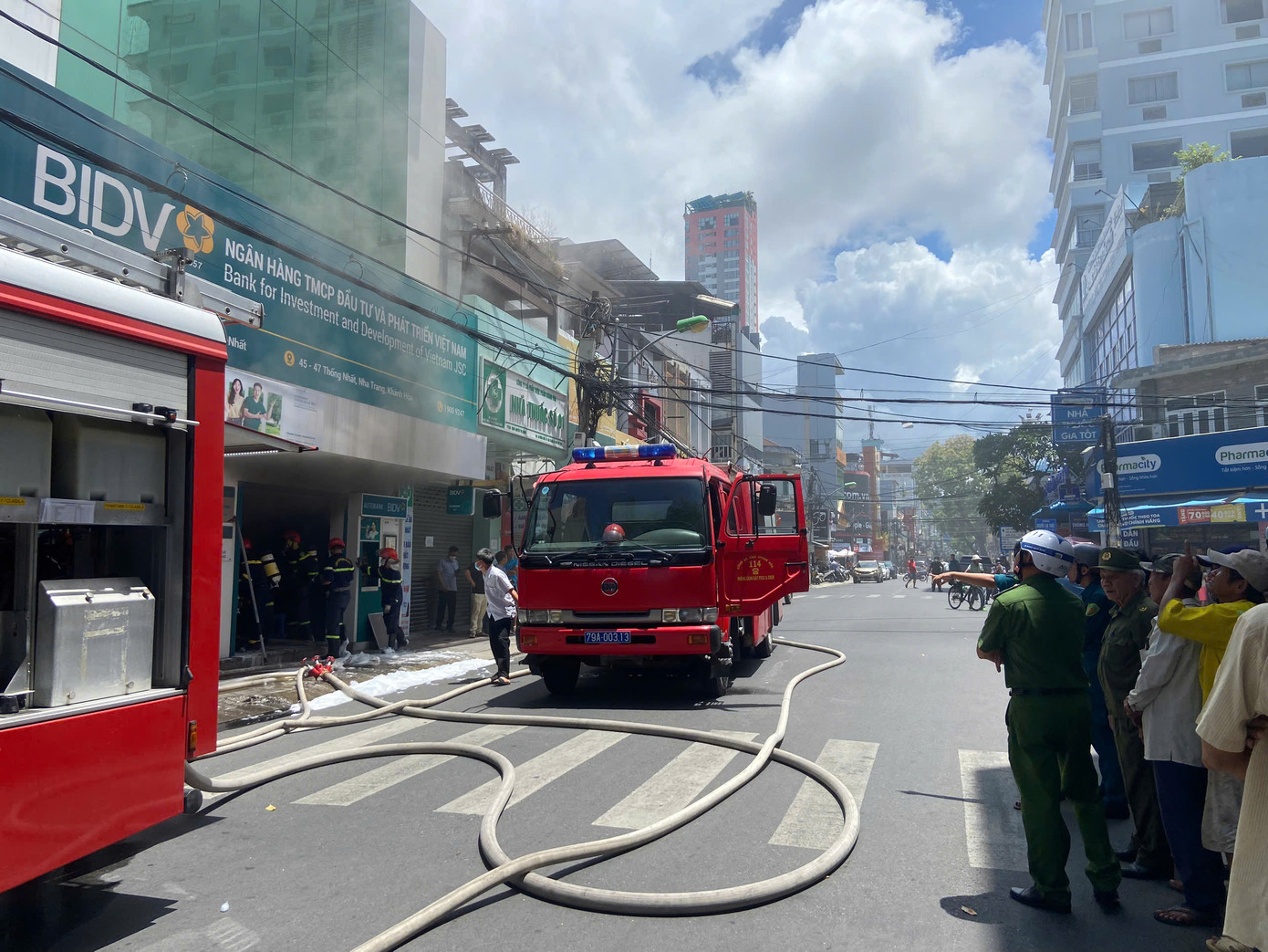 Đang xảy ra cháy tại phòng giao dịch ngân hàng BIDV.
