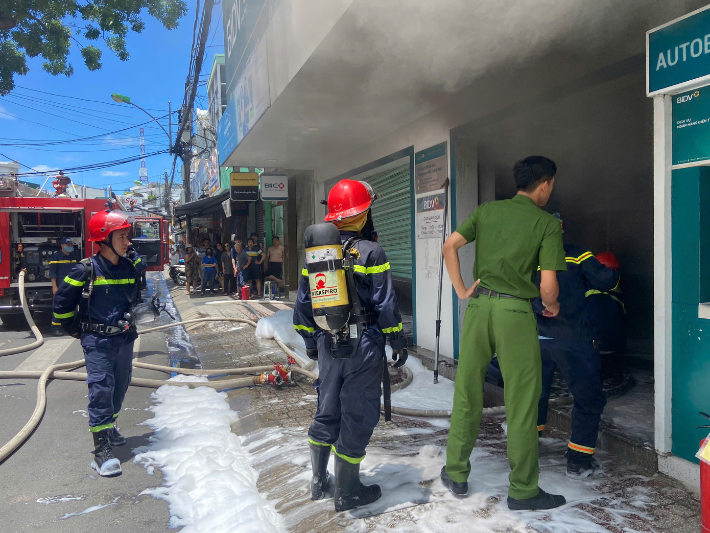 Lực lượng chữa cháy đang nỗ lực dập lửa.