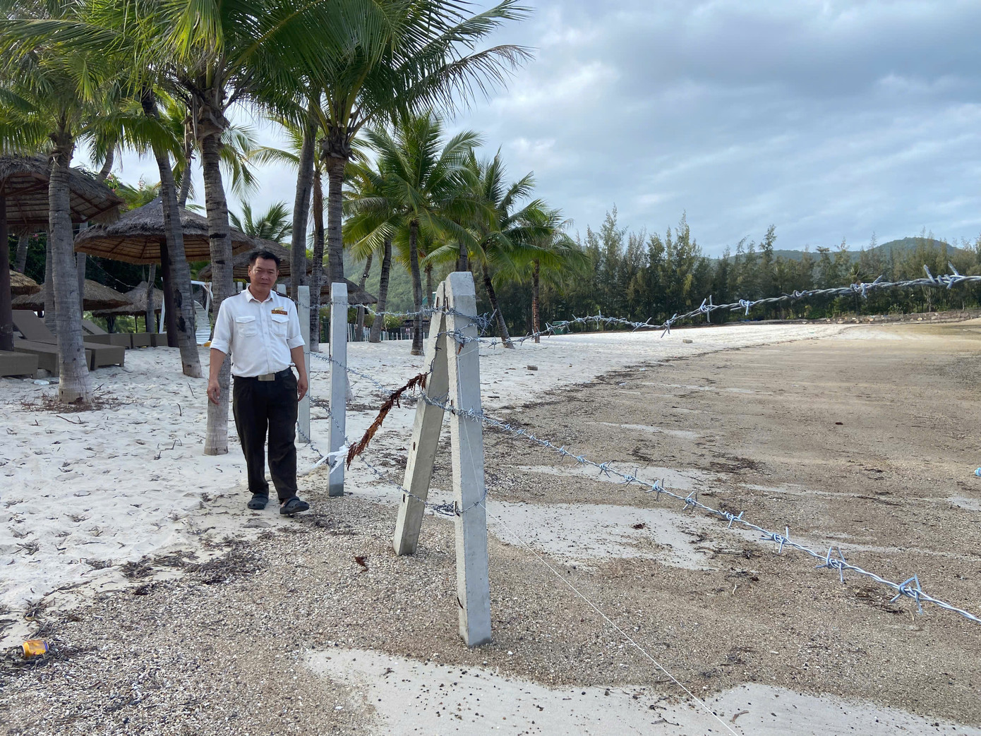 Du khách nghỉ dưỡng tại resort của Công ty CP Hoàn Cầu Resort Vịnh Kim Cương không thể xuống tắm biển. Du khách nghỉ dưỡng tại resort của Công ty CP Hoàn Cầu Resort Vịnh Kim Cương không thể xuống tắm biển.