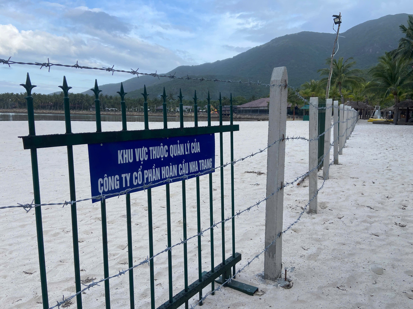 Hàng rào thép gai và trụ bê tông dài hàng trăm mét chặn lối ra biển. Hàng rào thép gai và trụ bê tông dài hàng trăm mét chặn lối ra biển.