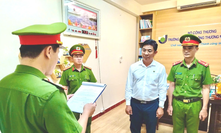 Công bố quyết định khởi tố bị can, lệnh bắt tạm giam và lệnh khám xét nơi làm việc của ông Trần Kim Quyên. Ảnh: Công an cung cấp.